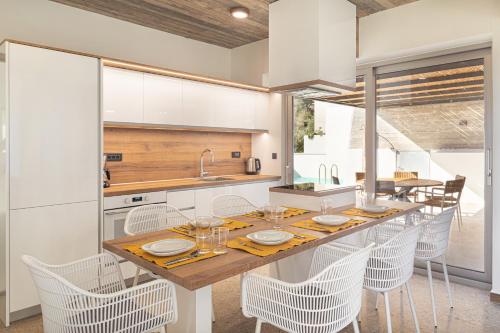 New Modern Villa Domus Myrtia with Private Pool & Bbq 4km From Nearest Beach — 4-Star Luxury Hotel in Agios Vasileios, Greece