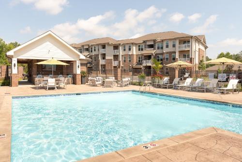 Overlook 3205 Modern Luxury Parking — 4-Star Luxury Hotel in Knoxville, United States