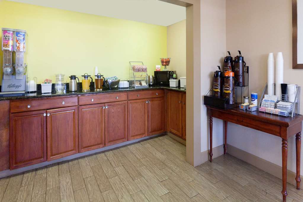 Super 8 by Wyndham Clarksville Northeast - photo 15