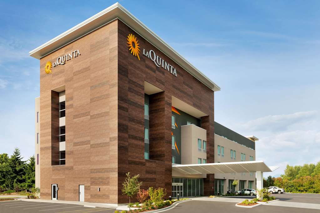 La Quinta Inn & Suites by Wyndham Burlington - featured photo