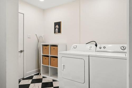 4BR for 10 Near Ark High Tech Kitchen Parking — 4-Star Luxury Hotel in Williamstown, United States