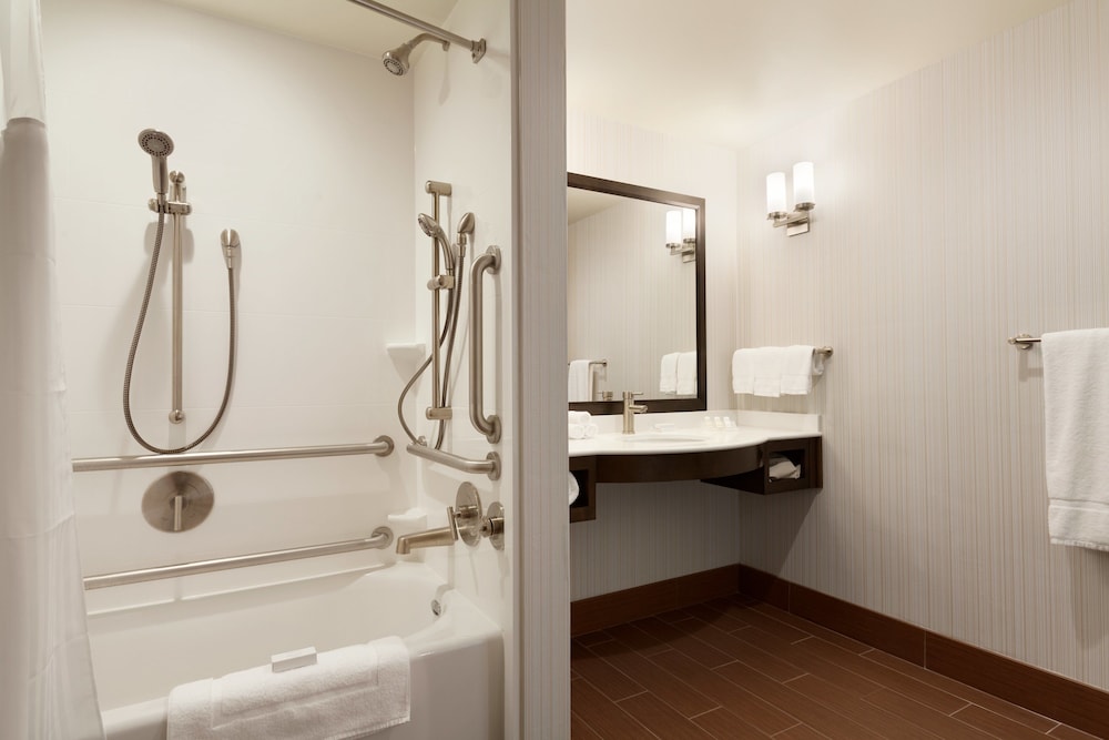 Hilton Garden Inn Boston Logan Airport - photo 29