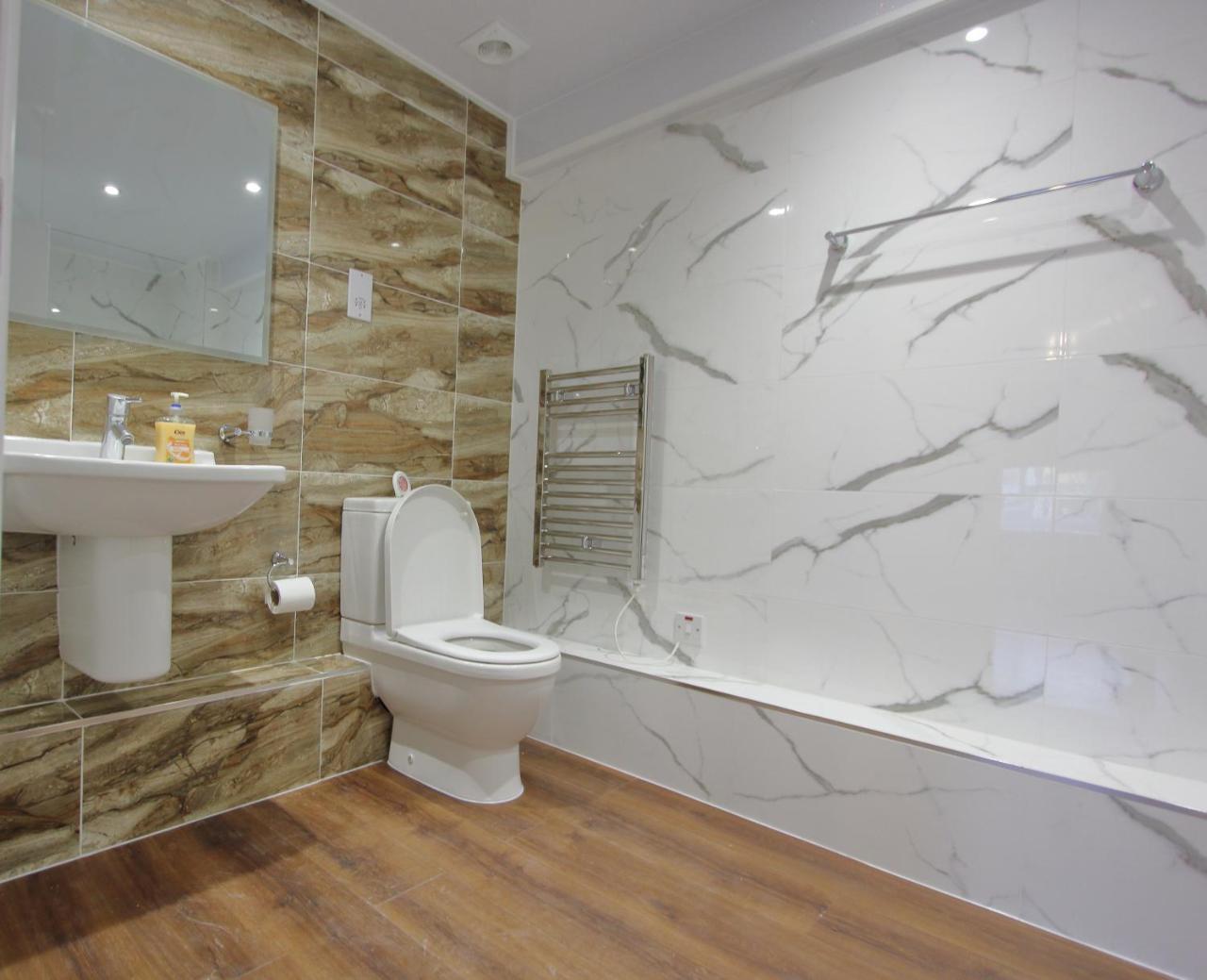Charming 2 Bed 2 Bath Flat & Parking by CozyNest
