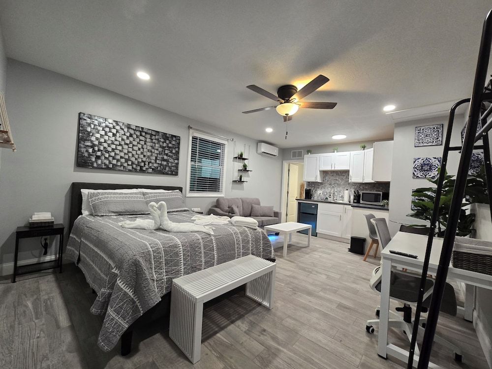 Barefoot Mailman Inn & Suites - photo 35
