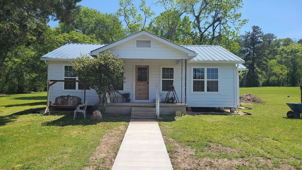 Back in Time 1940s Lake View House — 4-Star Luxury Hotel in Hemphill, United States