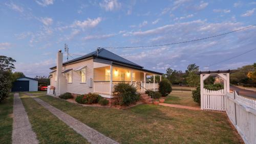 Creekview Cottage 70 Lock Street — 4-Star Luxury Hotel in Stanthorpe, Australia