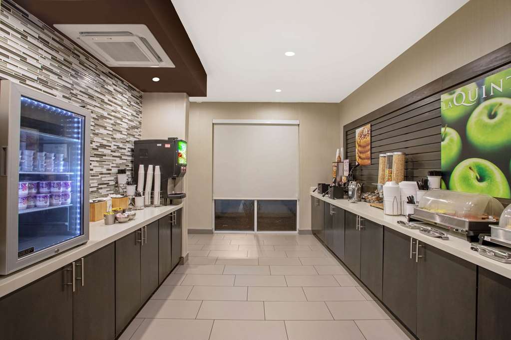 La Quinta Inn & Suites by Wyndham Fayetteville - photo 20