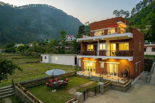 Prakriti with River View Pet Friendly Retreat with Plunge Pool by StayVista — hotel in Bhim Tal
