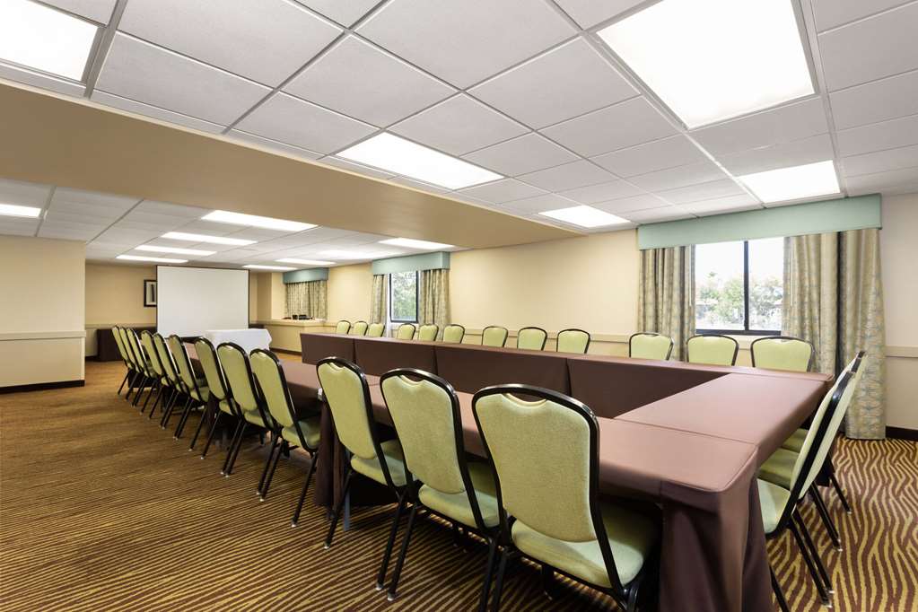 La Quinta Inn & Suites by Wyndham Bonita Springs Naples N. - photo 13