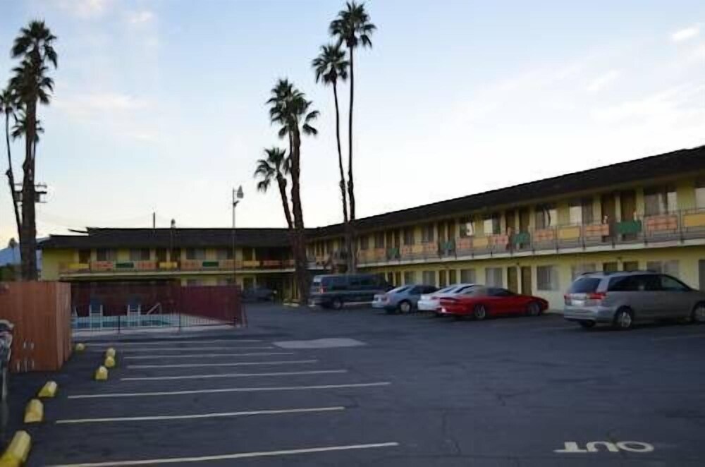 Tropics Motor Hotel - photo 28