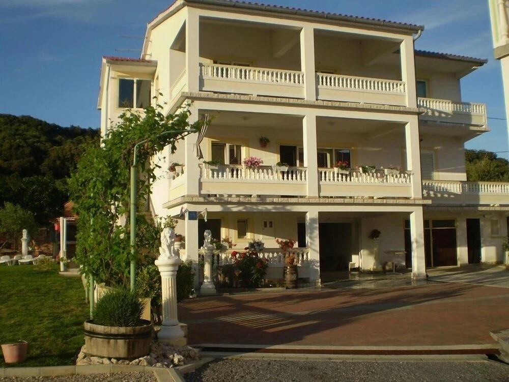 Robi Swimming Pool and Beautiful Garden A2 crveni — hotel in Kampor