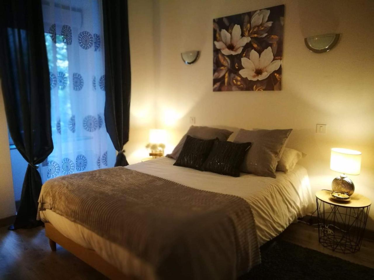 Le Grillon - carbon neutral hotel in Pontorson