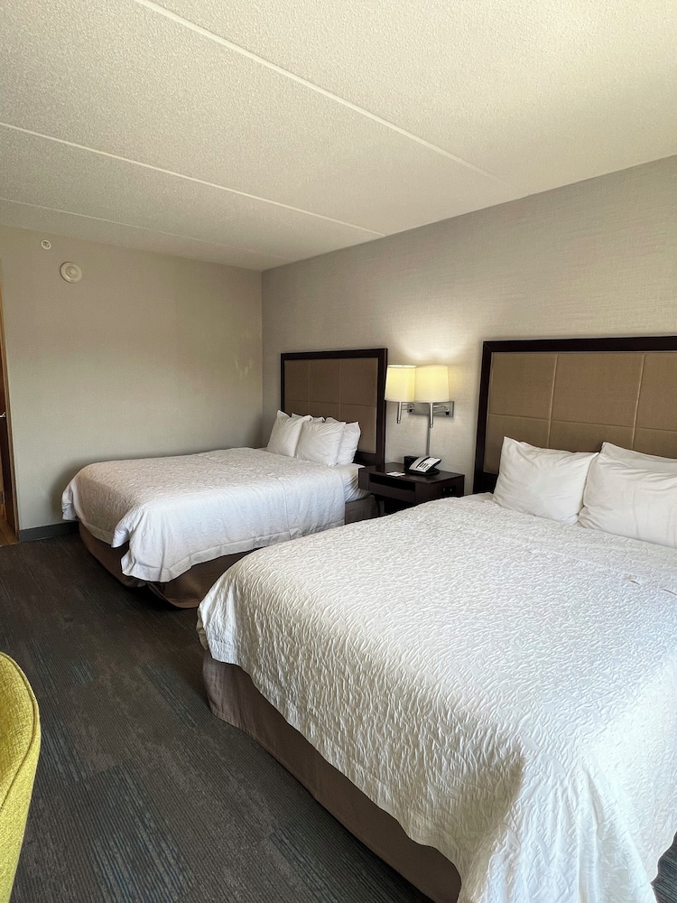 Hampton Inn & Suites Baltimore Woodlawn - photo 6