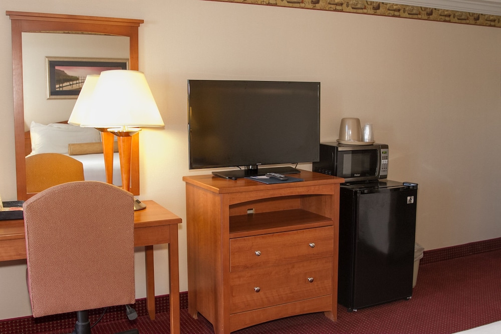 Flagship Inn & Suites - photo 6