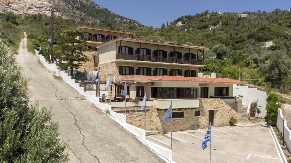 Corali Hotel — hotel in Kymi