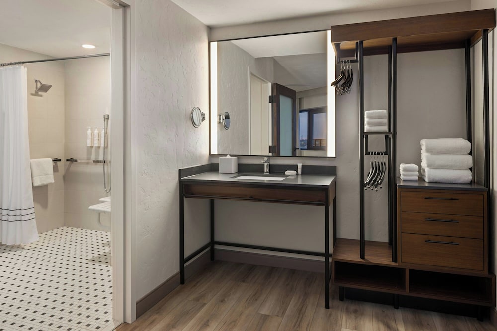 Oshkosh Marriott Waterfront Hotel & Convention Center - photo 20