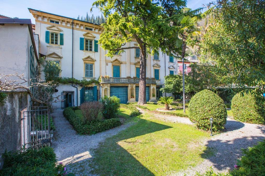 Il Batti apartment water front and private beach — 4-Star Luxury Hotel in Toscolano Maderno, Italy