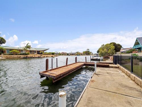 Canal viewPrivate JettyFamily Pet Friendly in South Yunderup, Australia