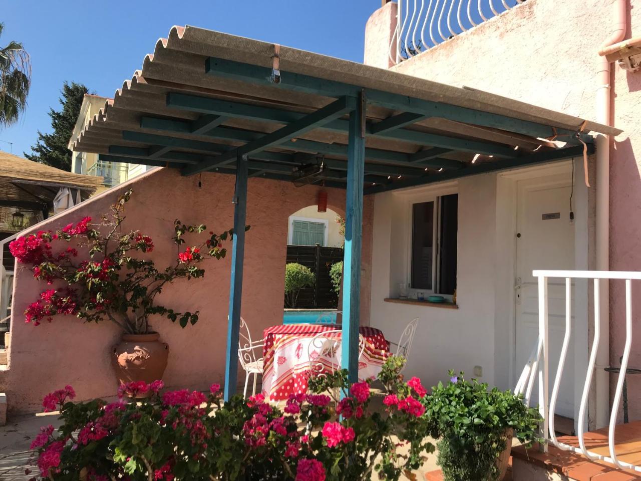 Rez de Jardin Villa Cagnes Sur Mer. — 4-Star Luxury Hotel in Cagnes-Sur-Mer, France