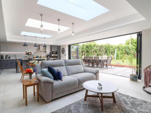Homely 6 bed Cottage 30 mins to Heathrow London Legoland Windsor Castle — 4-Star Luxury Hotel in High Wycombe, United Kingdom