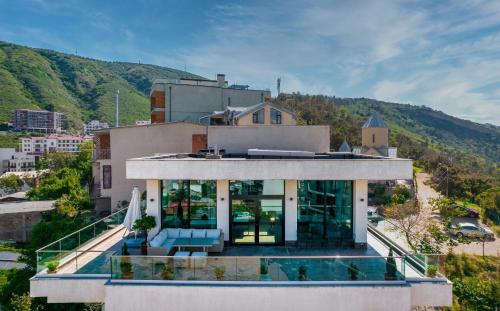 Entire House Cityscape Retreat: The View