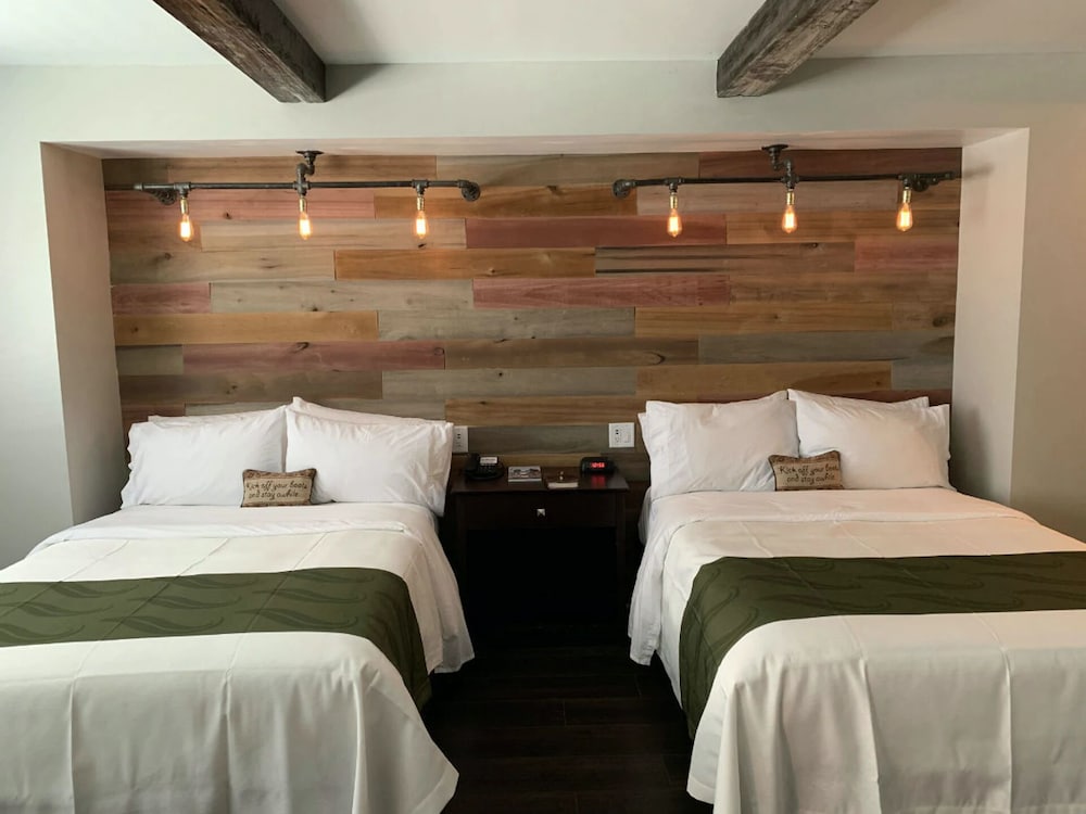 Cedar Stables Inn and Suites - photo 12