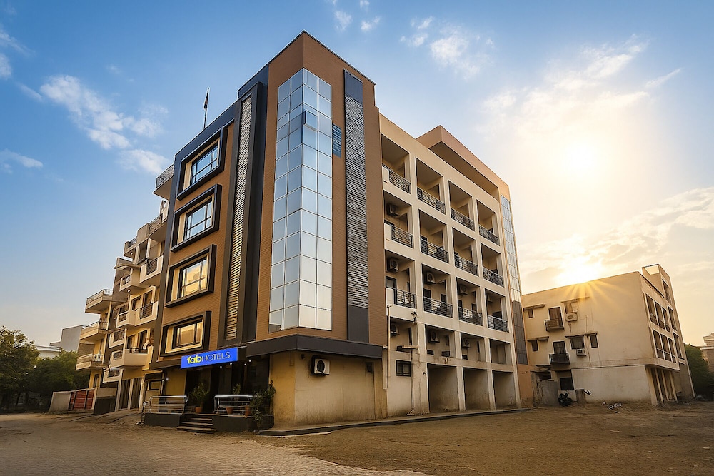 Oyo Townhouse 76100 Hotel Diamond in Noida, India