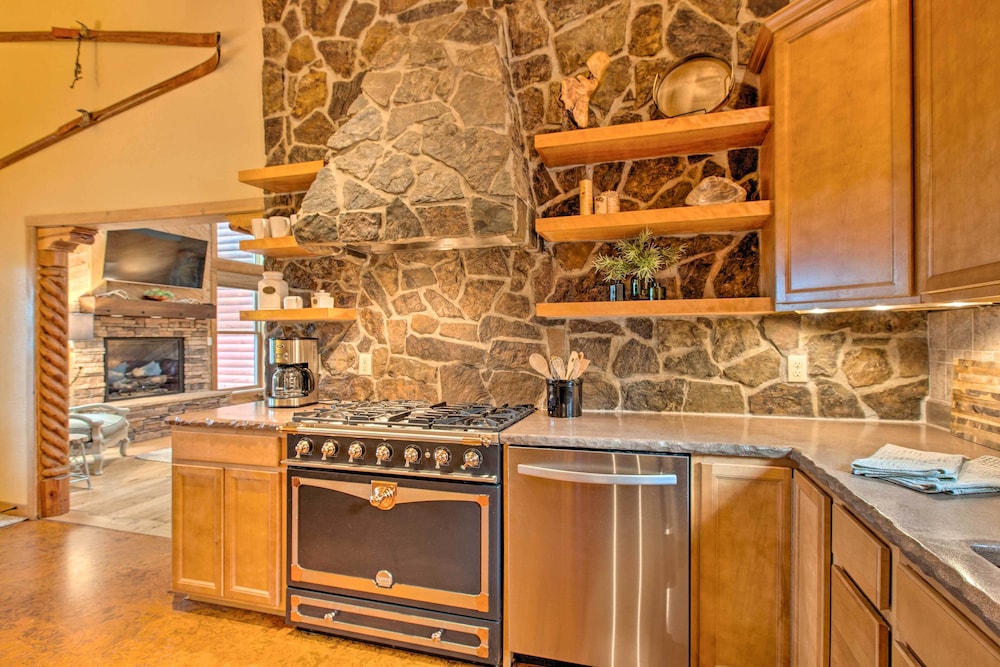 Blue Spruce Cabin with Hot Tub And Resort Amenities in Angel Fire, United States