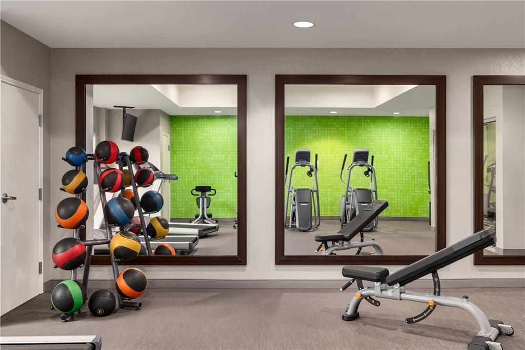 La Quinta Inn & Suites by Wyndham Arlington North 6 Flags Dr - photo 7