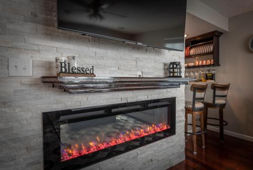 Hoosier Happiness Townhouse 2 King Size Bedroom Suites — 4-Star Luxury Hotel in Bloomington, United States