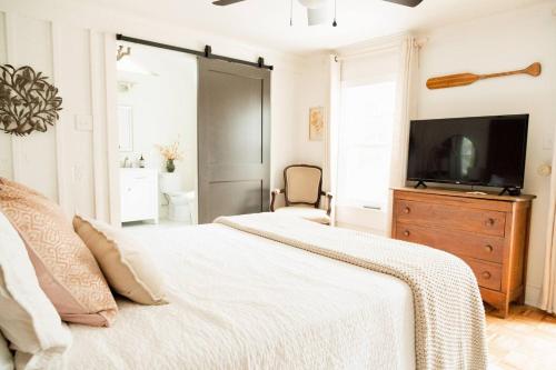 Historic Garden Suite Walk To Bay And Downtown 20779004 — Fairhope