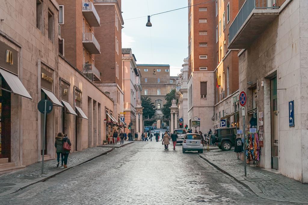 Home Domus Borgo Pio San Pietro — 4-Star Luxury Hotel in Rome, Italy