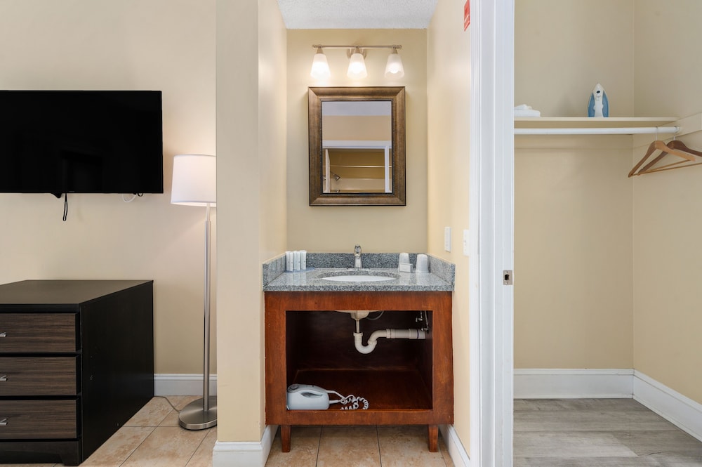 Coastal Palms Inn & Suites - photo 21