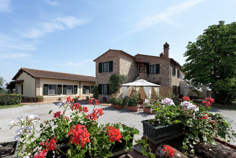 Modern Holiday Home in Foiano della Chiana with Pool — 4-Star Luxury Hotel in Foiano Della Chiana, Italy