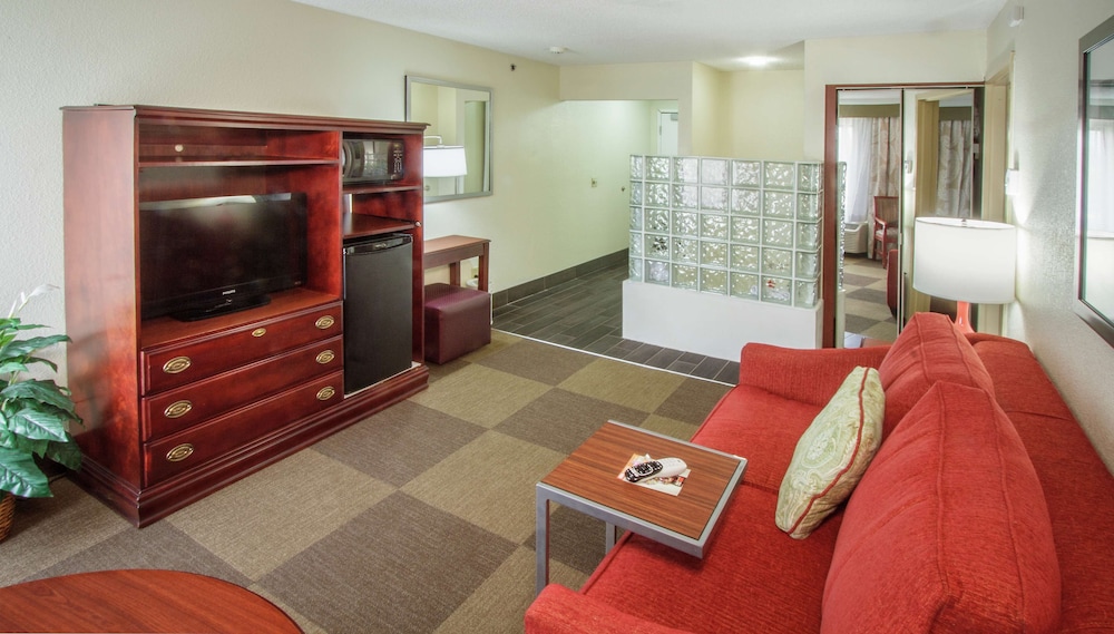 Hampton Inn South Haven - photo 15