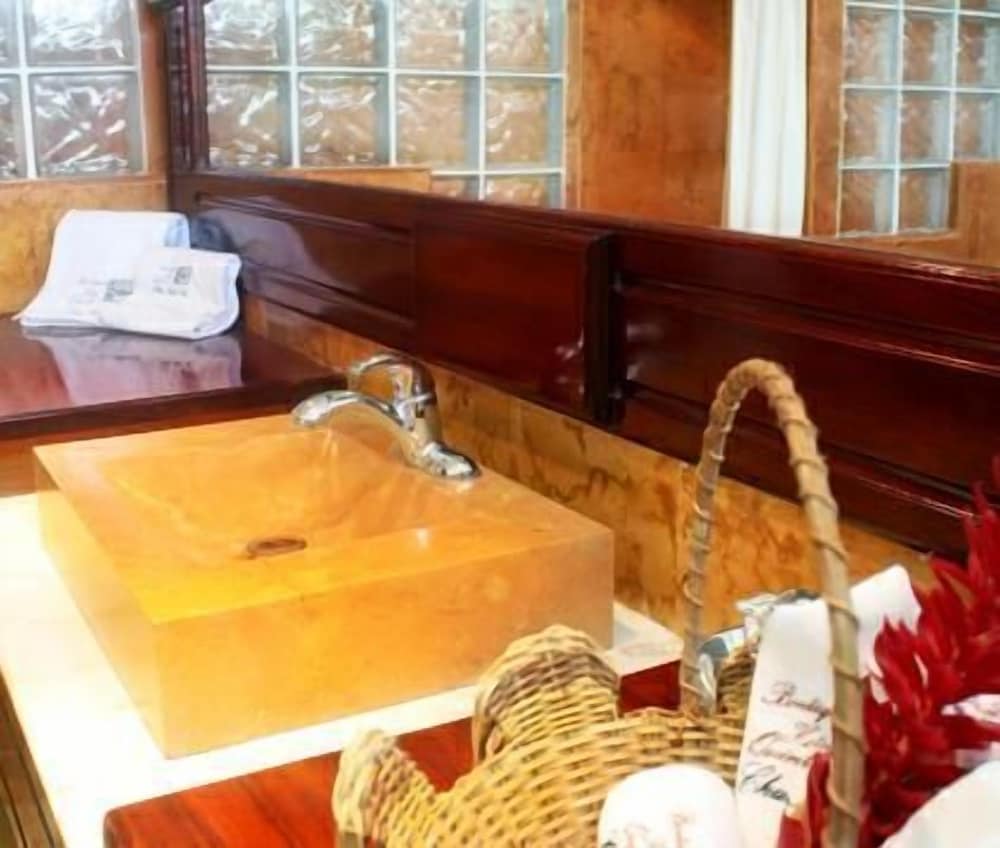 Bathroom sink