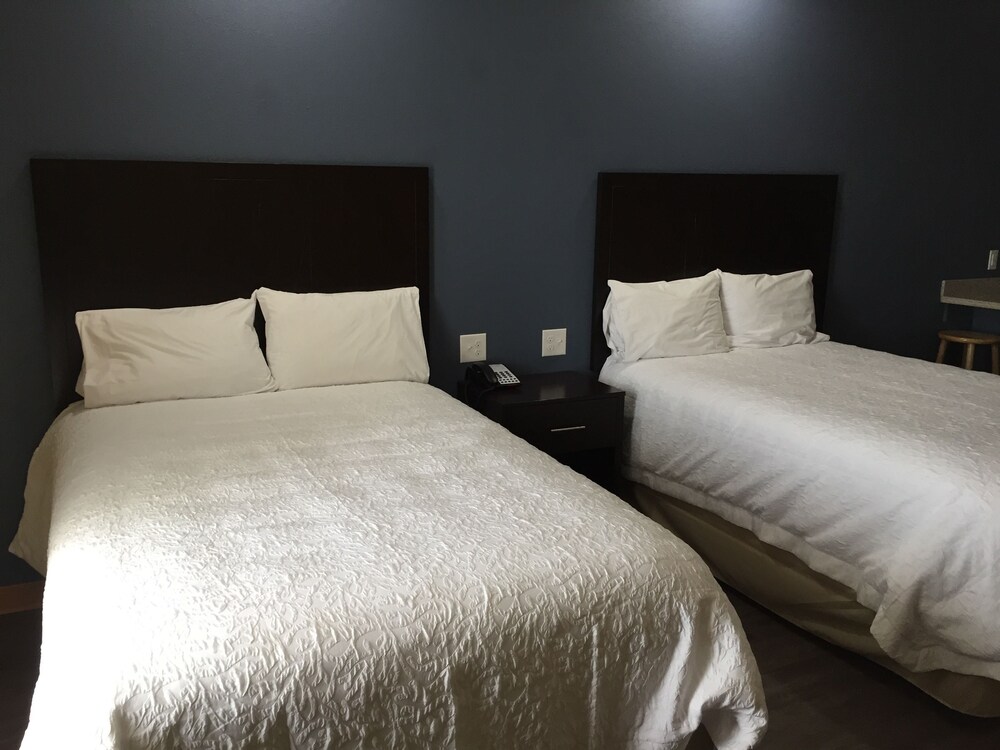 La Bonita Inn & Suites - photo 18