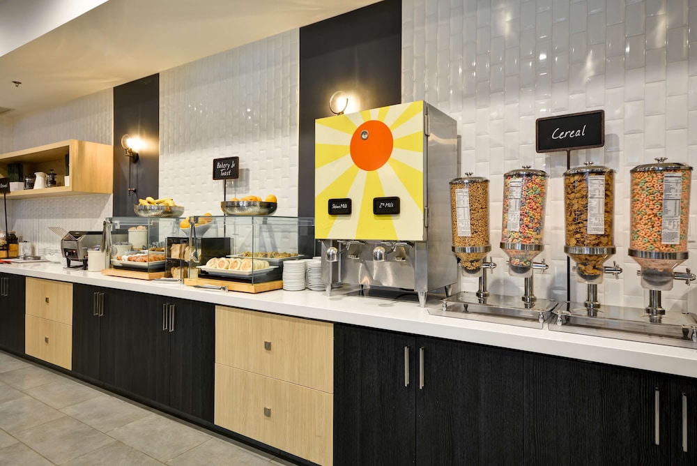 Embassy Suites Hotel Charlotte - photo 41