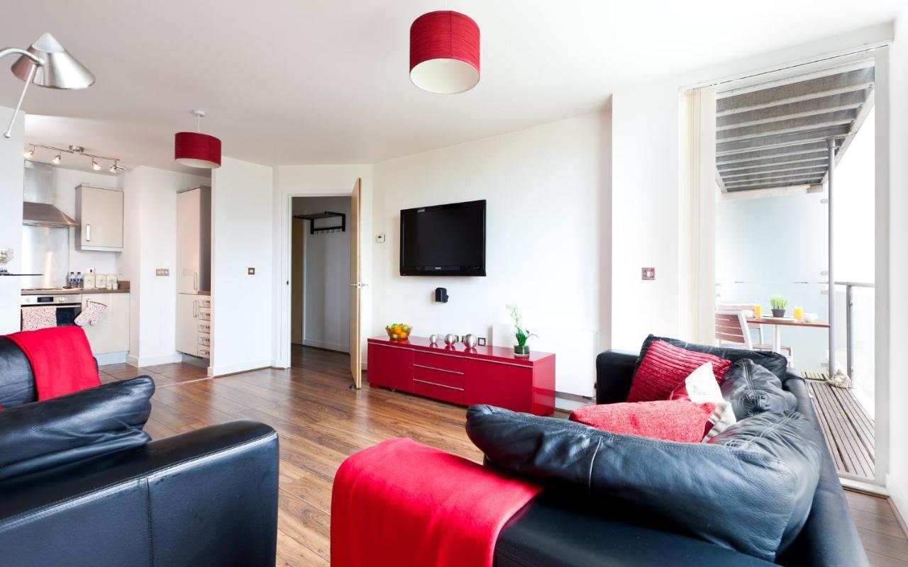 Apartment in Central Mk Bed Choice of 1 Super King Or 2 Singles And Also 2 Sofa Beds Free Parking And Smart TV Contractors Relocation Business Travellers — 4-Star Luxury Hotel in Milton Keynes, United Kingdom