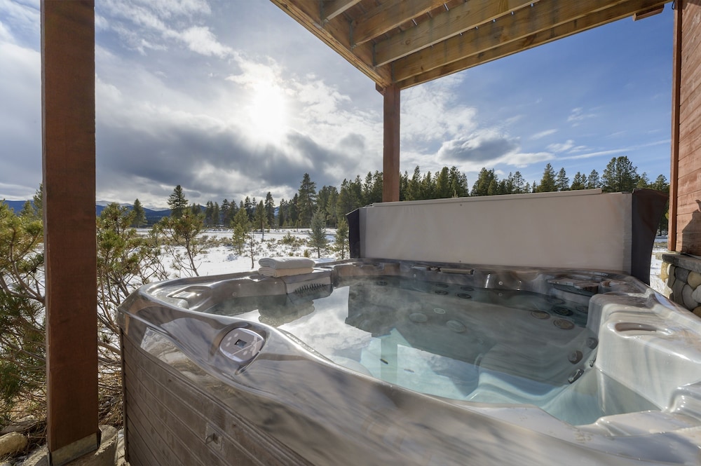 Mountain Peak 4 Bedroom Home by RedAwning — Parshall — photo 2