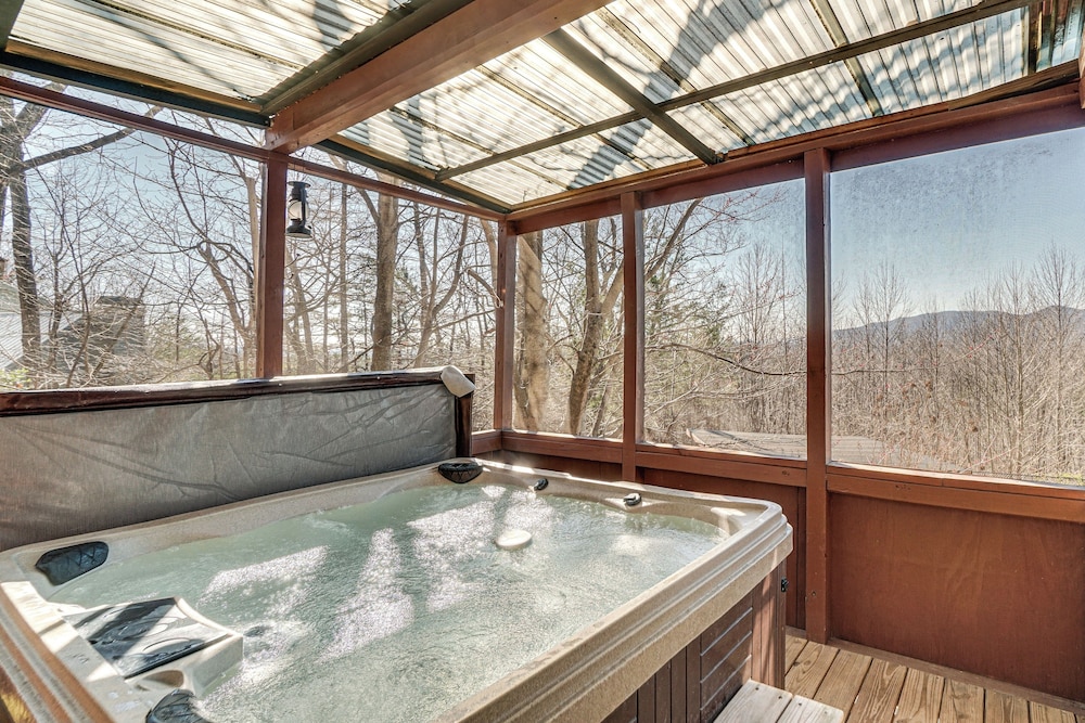Pool Hot Tub And Mountain Views Cleveland Cabin — 4-Star Luxury Hotel in Cleveland, United States