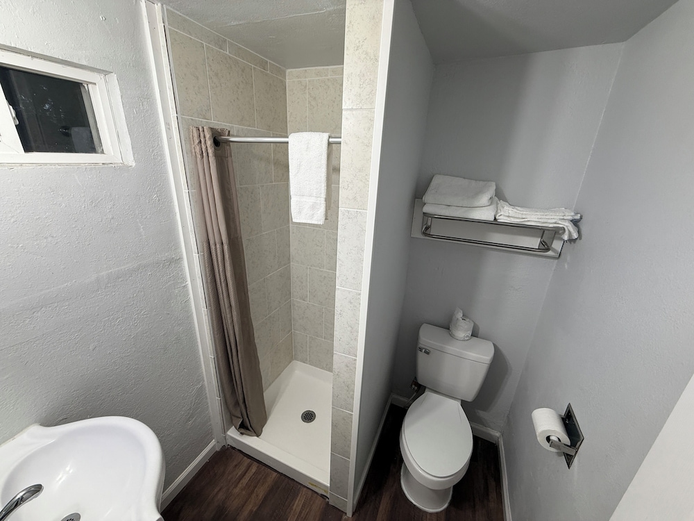 Budget Inn Bend by OYO - photo 43