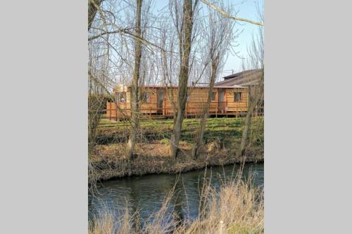 Poplar Lodge Log Caravan — 4-Star Luxury Hotel in Louth, United Kingdom