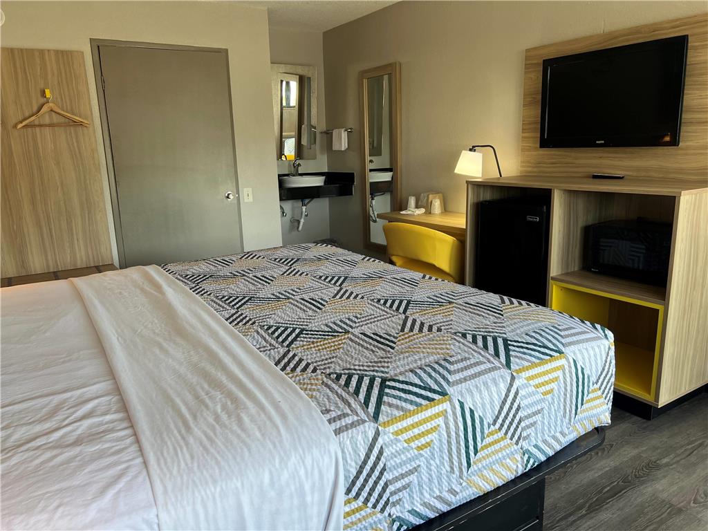 Days Inn by Wyndham Kansas City Northeast - photo 11