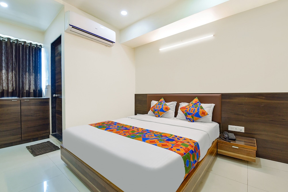 OYO 25009 Hotel Crystal