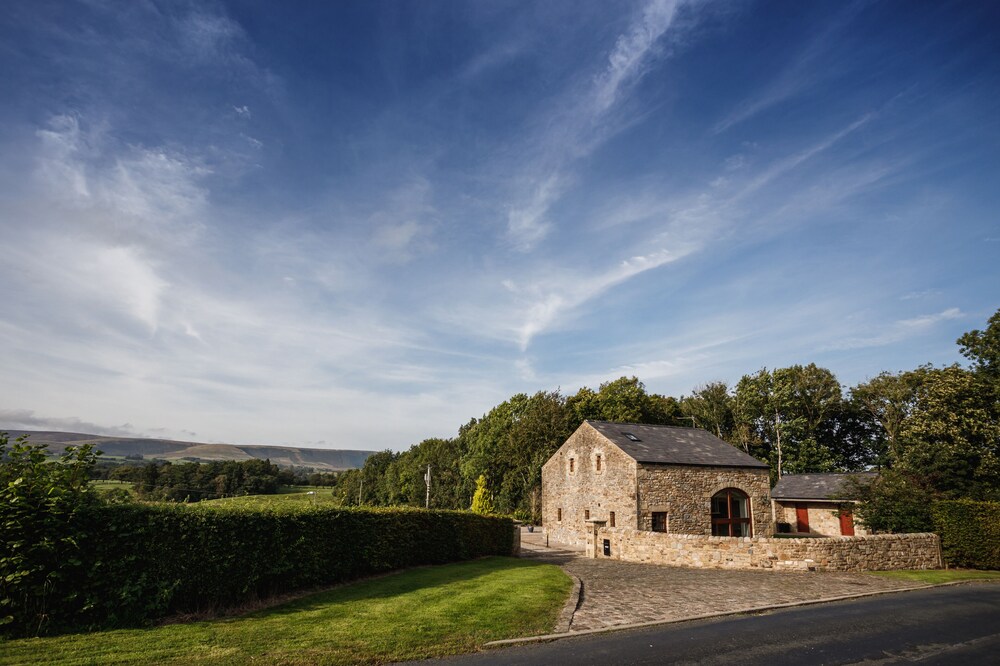 Beautiful Secluded 2 bed Barn With Woodfire Hottub in Preston, United Kingdom
