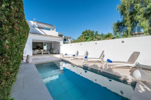 Espectacular Adosada a Escasos Metros de la Playa in Marbella, Spain