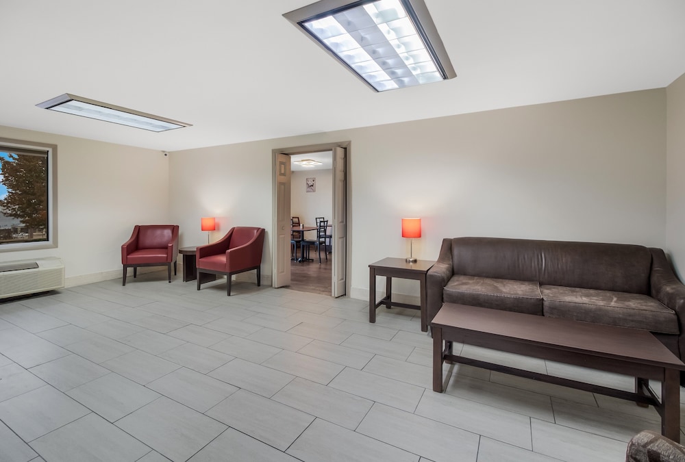 Red Roof Inn & Suites Jackson TN - photo 4