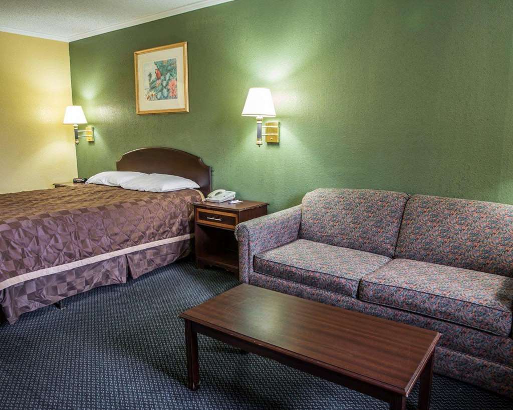 Rodeway Inn & Suites Plymouth Hwy 64 - photo 16