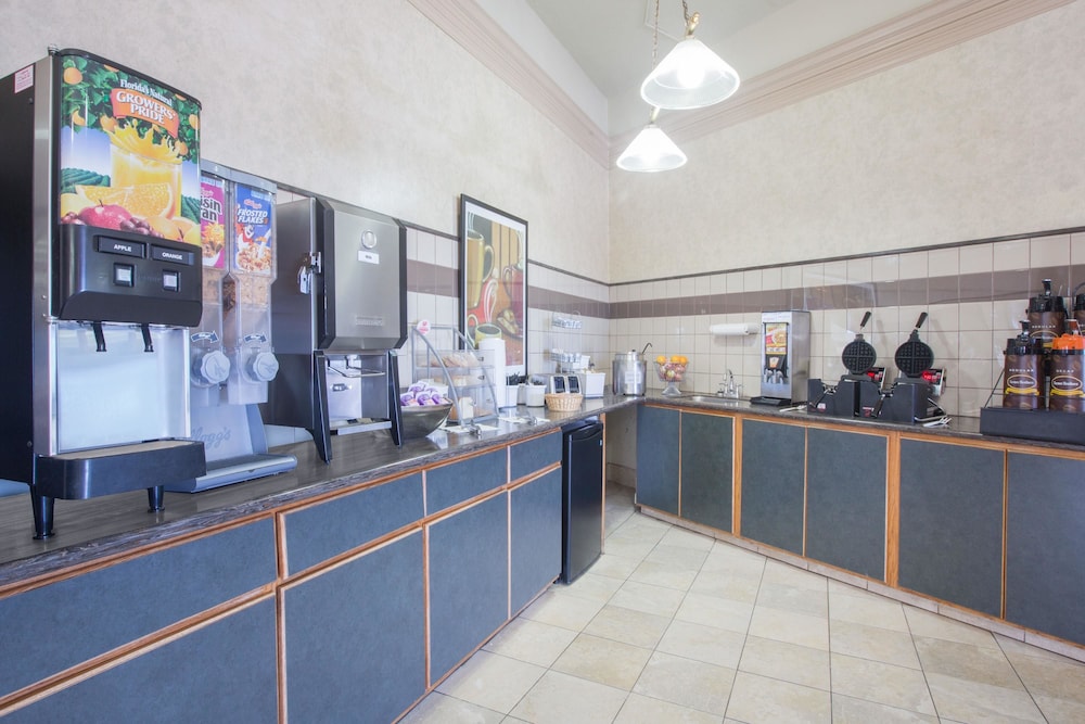 Super 8 by Wyndham Casper West by the River - photo 13